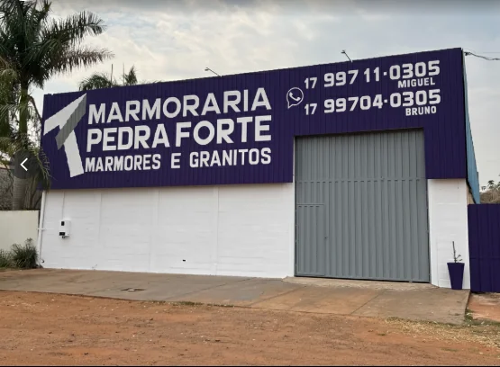 Fachada roxa da Marmoraria Pedra Forte com o logo e os telefones