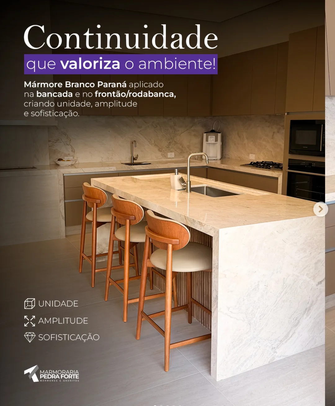 Carrossel do Instagram: cozinha com bancada e frontão em mármore Branco Paraná