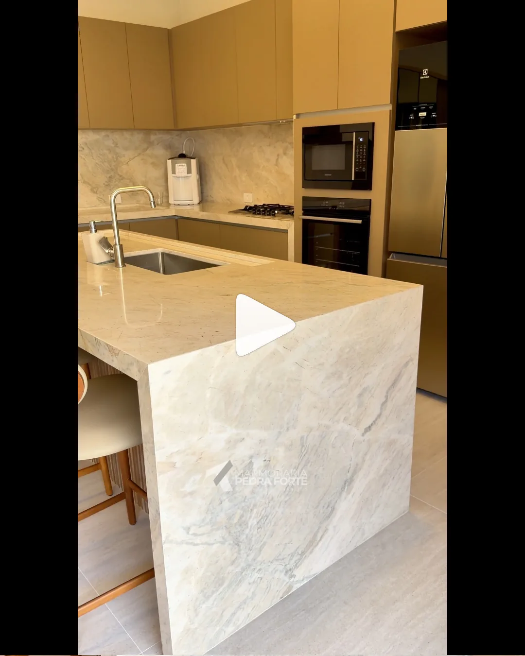 Vídeo do Instagram: cozinha com ilha em mármore Branco Paraná